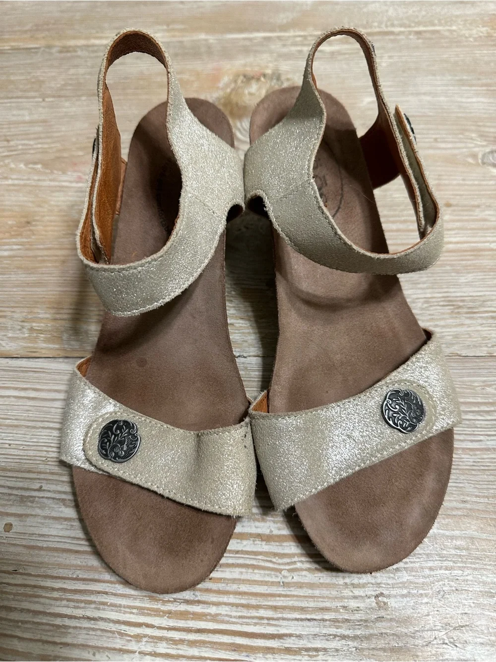 Taos Carousel 2 Comfort Leather Sandals Womens 37 Silver Metallic Wedge